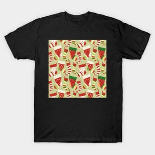 Christmas red and green socks seamless pattern T-Shirt